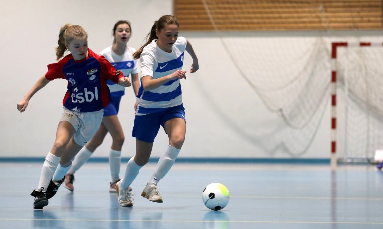 Tre jenter i futsal-kamp